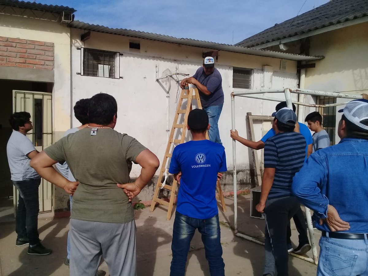 3143_e's tweet photo. Alumnos del 1ro al 4to año del CS y docentes del Taller de E.E.T 3143 capacitandose en reparación y mantenimiento de Aires Acondicionados en los equipos escolares. Capacitador e insumos financiados por la empresa #Tecpetrol #PlandeMejoras @DiegoDiegolomo @CienciaTecSalta https://t.co/sNUE2BpHd1