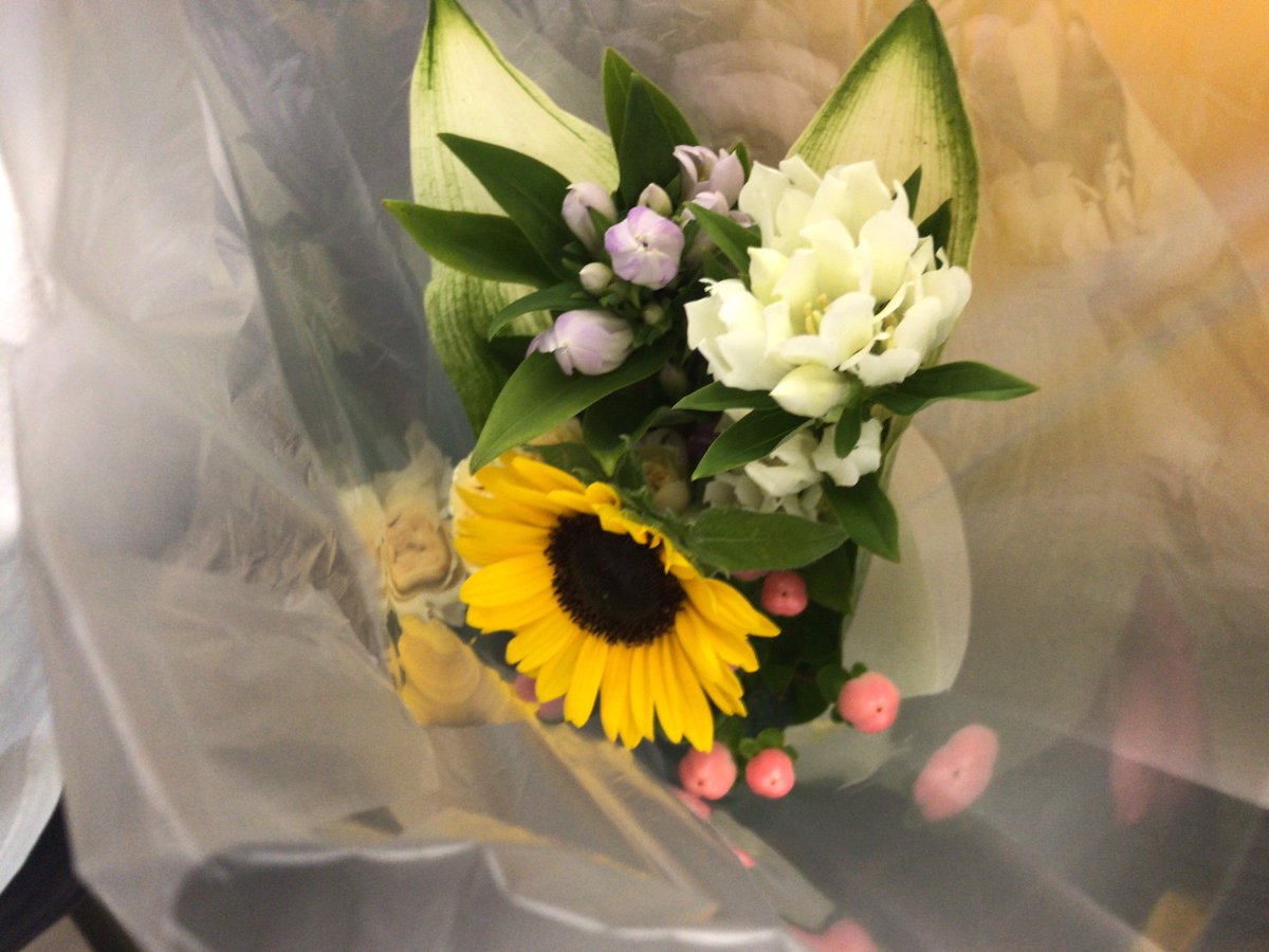 今日は京アニの献花に行ってきました 夜でも献花台がありたくさんの花がありました 多くの人に愛されているんだなと思いました 黒焦げた京アニの建物を見て 本当に事件があったんだなと実感し 悲しさや悔しさが込み上げてきました 京都アニメーションの亡くなられた方の