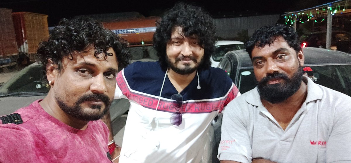 iammorlo's tweet photo. #vinaynayak #shaileshgoswami #morlo #BigBrother #mayurgoswami   
#gujju #gujjukalakar #Singer https://t.co/1PEgM56rAq