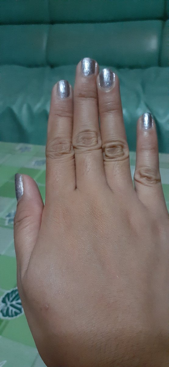 selmaemusic's tweet image. New Nail Color! #SILVERGRAY 😍