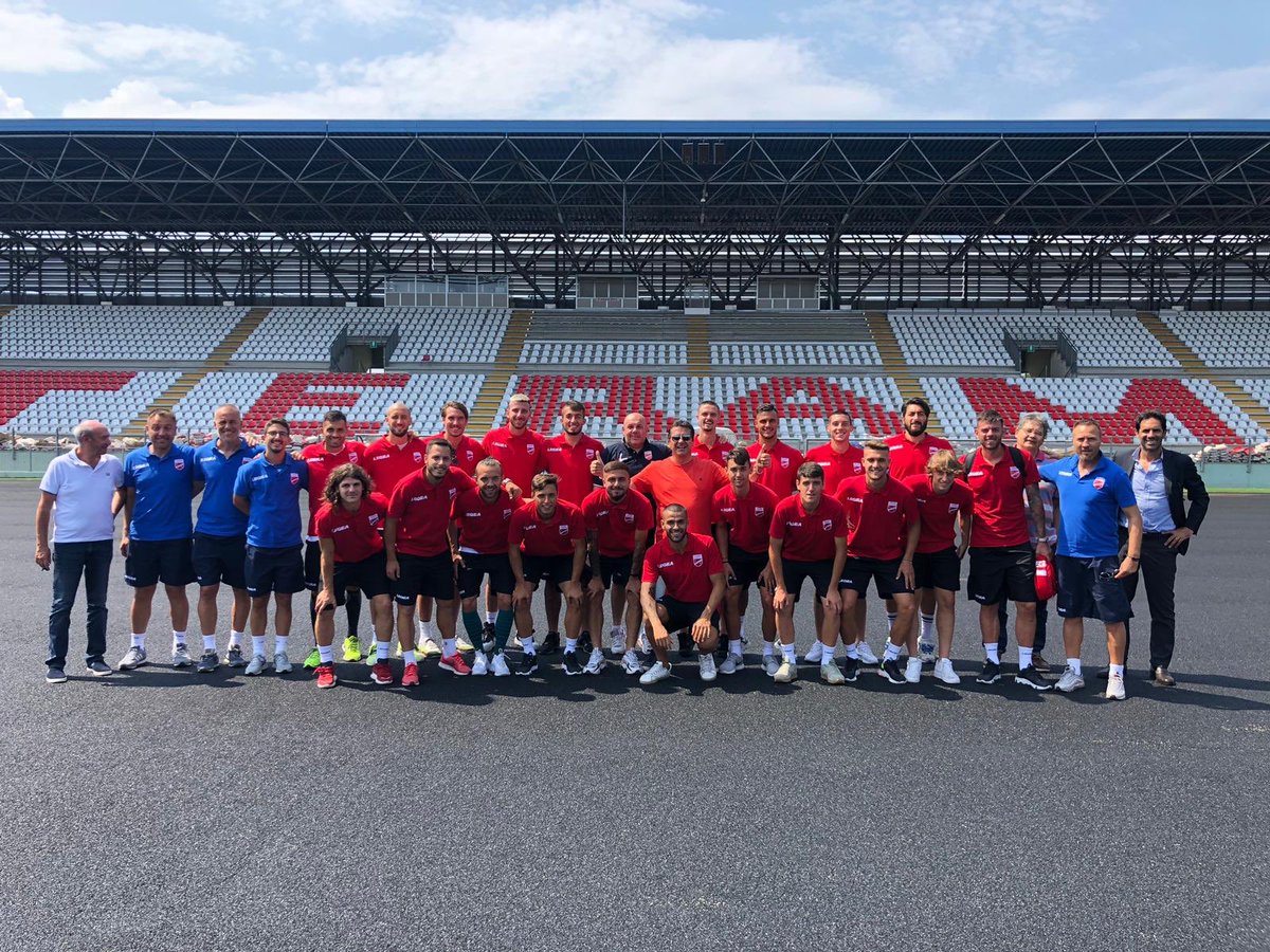 IachiniOfficial's tweet photo. Ready....Go!💪🏻
Comincia la nostra avventura: sarà dura e impegnativa, ma uniti combatteremo fino alla fine!
Forza ragazzi in bocca al lupo! 
Forza Teramo⚪️🔴
#catanzaro #forzadiavolo #primadicampionato https://t.co/67mxQ8TW8H