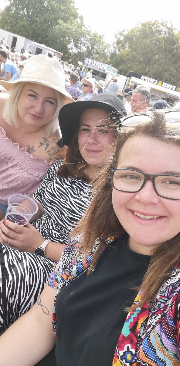 amez1992's tweet photo. Ladies with hats and double glasses at the cricket!! Cmon MCC!! #teammiddlesex https://t.co/g5seQsokTl