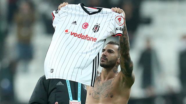 Bu Adam her seferinde şanlı armayı öptü... Beşiktaşta jübile yakışırdı..yanlış yapıldı. <a href="/Besiktas/">Beşiktaş JK</a> #dontgoquaresma <a href="/07RQuaresma/">Ricardo Quaresma</a>