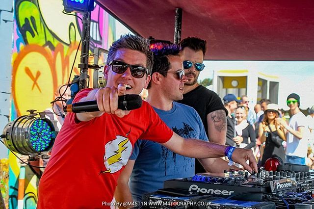 M45T1N's tweet photo. Look who I bumped into, It's only @dickndomofficial #TheFortStage is going off here at @carfestevent @carfest2019
#DJSet #DJBattle
#Festival #C4RFest 
#Carfest #LiveMusic 
#AutomotivePhotography #GlitzAndGlamour #Fashion
#M45T1N #M4TOGRAPHY #FeelMagazine #SupportLocal #KeepI… https://t.co/PMkDkmlhtO