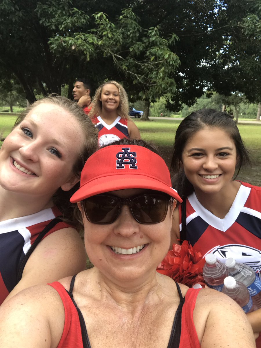 PaigeVitulli's tweet photo. South Alabama Cheerleaders supporting Miles for Medicine 5K @WeAreSouth_JAGS @WeAreSouth_CHR  #FARlife #moveit https://t.co/c2x0Lz35XI