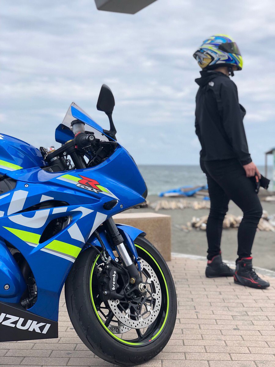 peke_r1000's tweet photo. バイク用のアカウントを作りました！
名前：ぺけたん
年齢：19
性別：男
身長：186
職業：大学生
住み：神奈川
車両：gsx-r1000 
一言：インスタもやってます！ツーリングに誘ってもらえると嬉しいです！
#バイク乗りとして軽く自己紹介
#バイク乗りとつながりたい 
#バイク好きと繋がりたい https://t.co/80bSjBEnYB