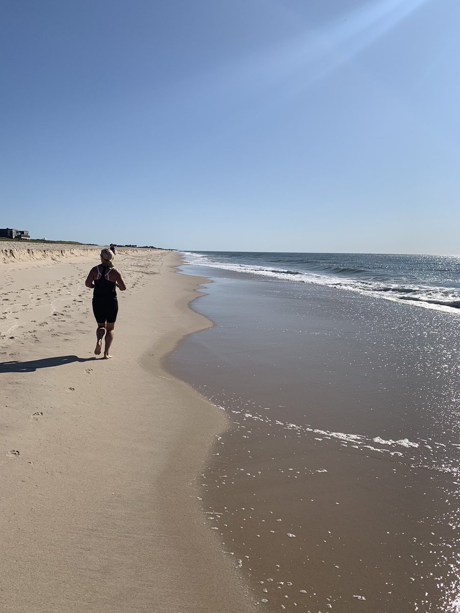 Great start of the weekend by running at the beach. #RunwithHans @VZUpToSpeed