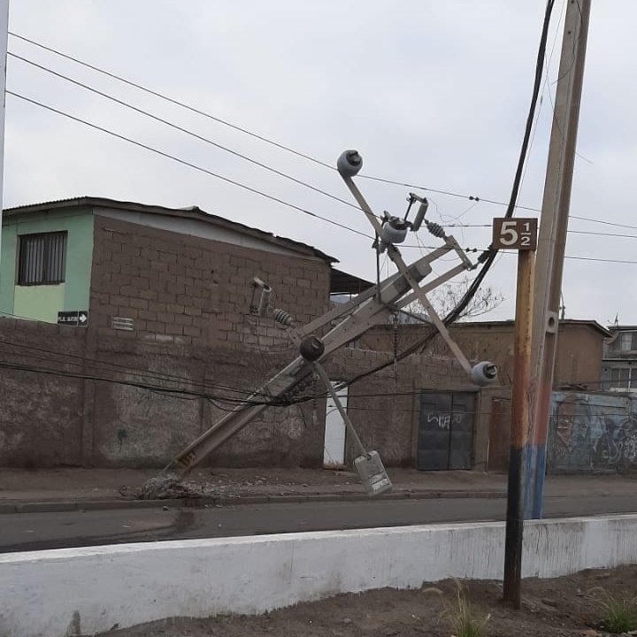 RneAntofagasta's tweet photo. #Antofagasta #corteNoProgramado de suministro eléctrico provocado por poste caído en av héroes de la concepción y calle quitor.
Personal de @CGE_Clientes informa hora estimada de reposición 13.00hrs https://t.co/EvoPuq2zR7