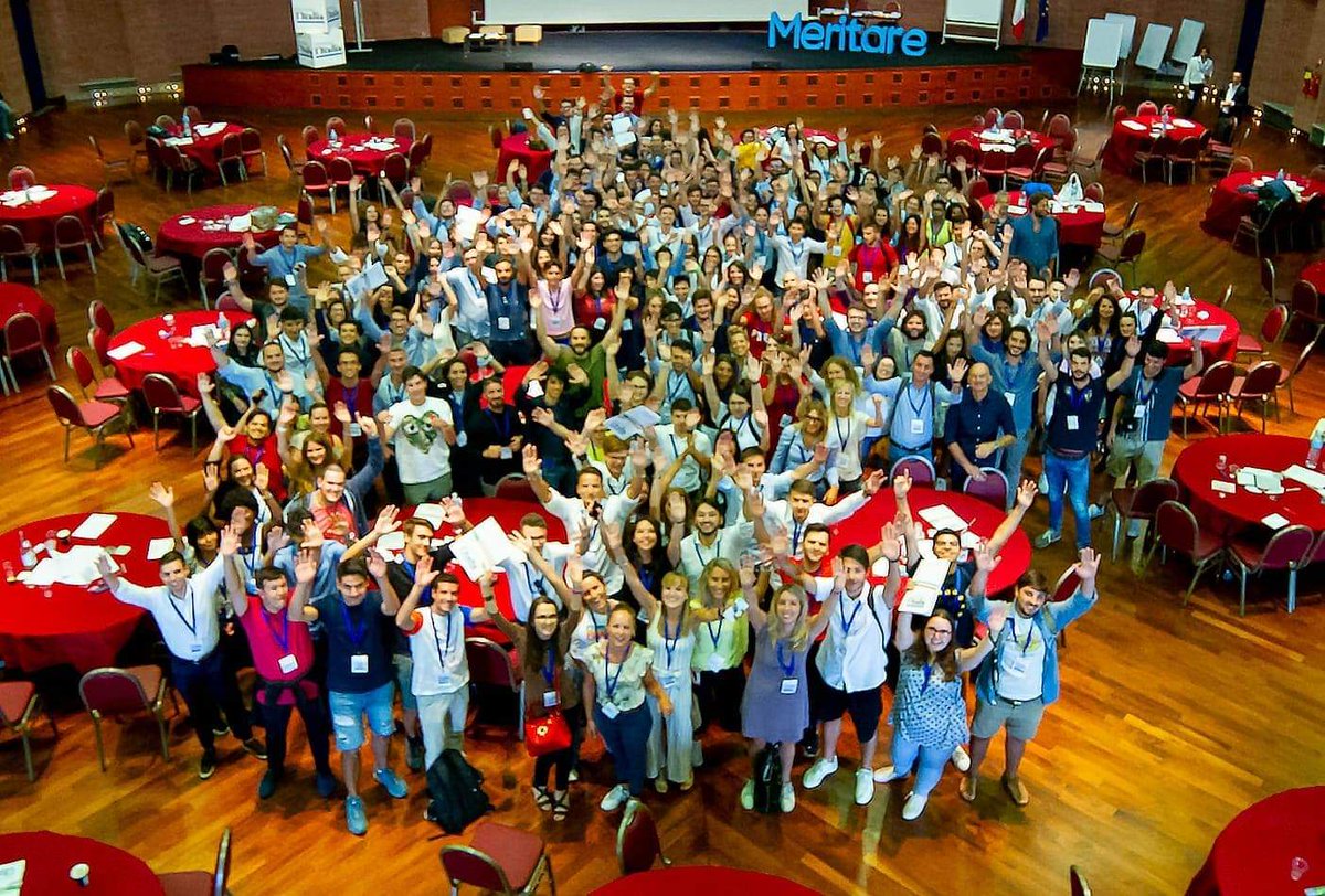 matteorenzi's tweet photo. La scuola #Meritare l’Italia ha visto 250 ragazze e ragazzi studiare, sognare, approfondire. Che meraviglia: questa è politica. Altro che chiacchiere, populismo, demagogia. Lascio le polemiche a chi le fa di professione: io sono felice di aver passato 4 giorni con questi ragazzi https://t.co/kkKctyM531