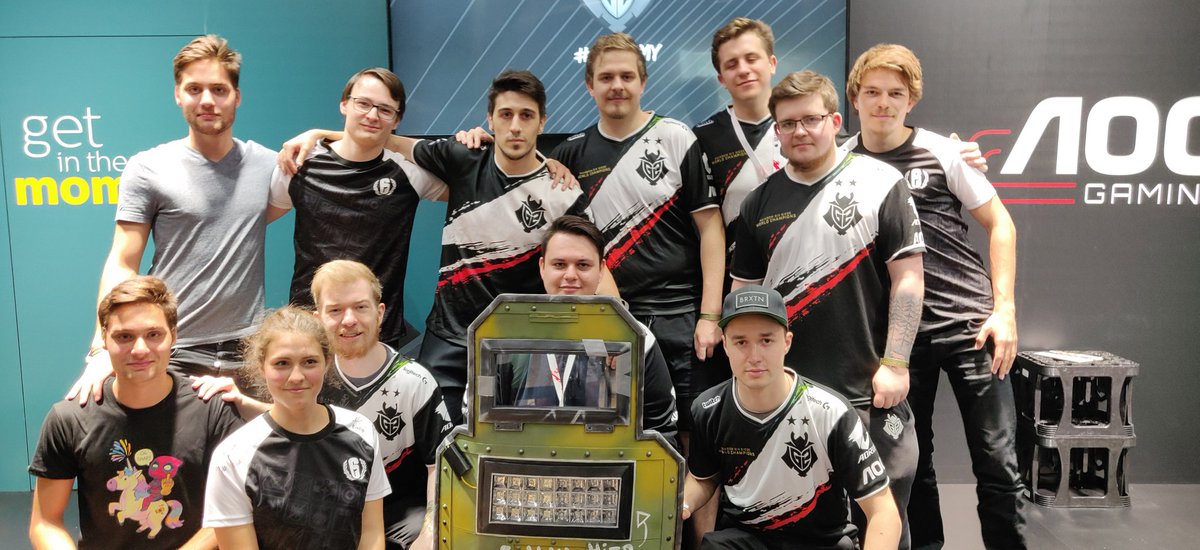 TH3_R4BBIT's tweet photo. #gamescom2019 #rainbow6siege #Blitz #G2ARMY
Blitz shield made by ig: cosplay_kartoffel https://t.co/xMnTofA64m