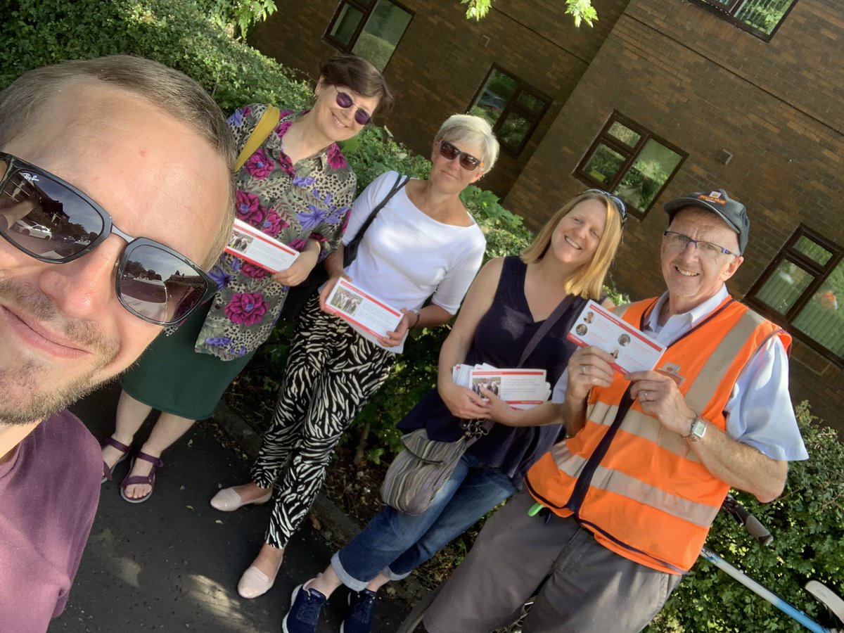 Lovely sunny day to canvass in Longford ward - with <a href="/KateGreenSU/">Kate Green 💙</a> @AnneDuffield1 <a href="/JillAxford/">Jill Axford</a> Laurence Walsh and Judith Lloyd as well!

Just as warm a reception from residents!