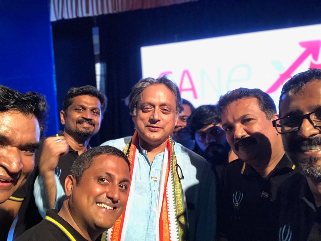 CAN_TVM's tweet photo. Selfie with Tharoorji
@ShashiTharoor @CAN_exxt https://t.co/CGJNDnMokt