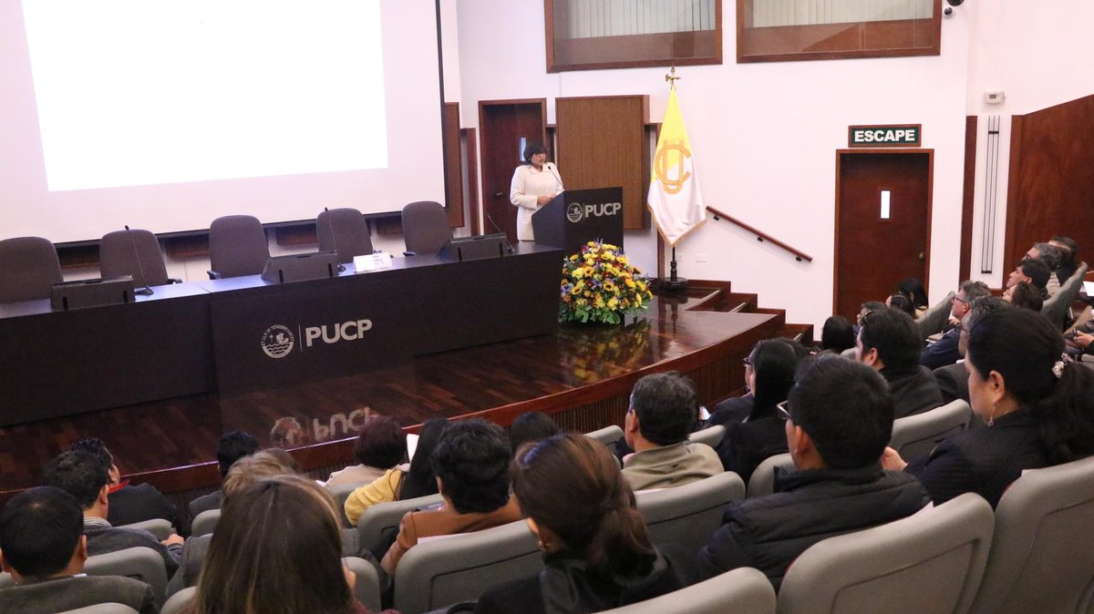 CalidadPUCP's tweet photo. La Doctora Amparo Gutiérrez, Directora de la Dirección de Evaluación y Acreditación de Educación Superior Universitaria de SINEACE, exponiendo del panorama actual del proceso de acreditación en nuestro país.
#CalidadEducativa #ISO21001 https://t.co/RDC0ugLgb5