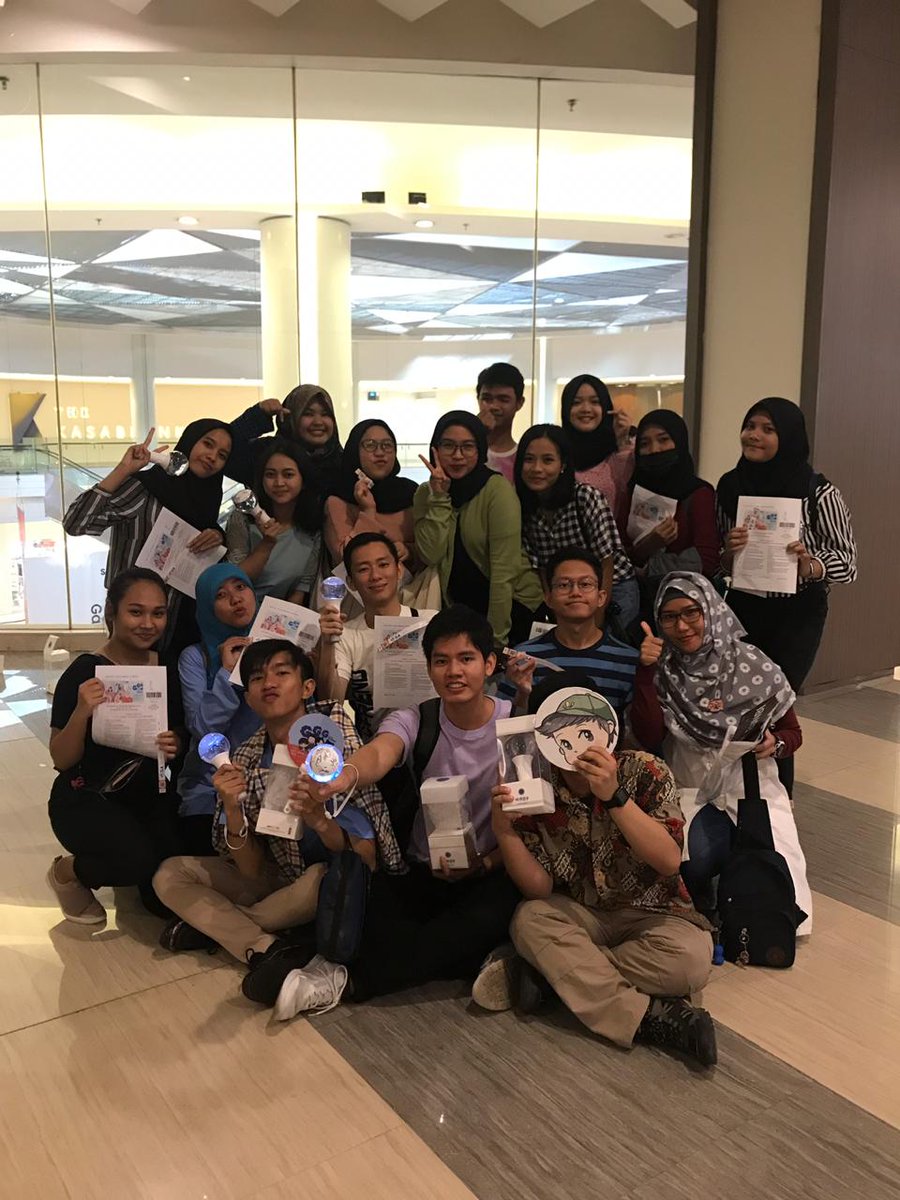 han_dycam's tweet photo. Foto bareng wan kawan dulu sebelum nonton konser @GFRDofficial . πππ
Ayo tebak aku yang mana?!!
#GoGoGFRIENDinJakarta #ShopeeNobarGFRIEND #GoGoGfriendinJKT #GoGoGfriend https://t.co/PJbR3hYJx7