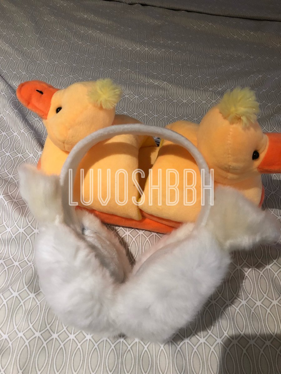 luvoshbbh's tweet photo. NEVER expected SEBAEK will still notice the duck slippers and white earmuffs cos they walked past to it 😭 AND THE FACT THAT THEY TOOK EXACTLY WHICH TOY I WANT THEM TO PICK 😭 MAMAAAAA MY HEART IS BURSTING WITH SO MUCH HAPPINESS 😭
#EXplOrationinManila https://t.co/Ir3oUNHekH
