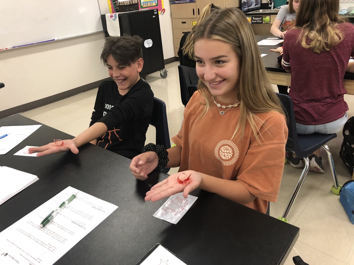 mpcawley17's tweet photo. My Ss @BobcatsSf started their #investigation on a Fortune Fish. Is there a #scientificbasis on this or can it really tell your fortune. @DVUSD #extraordinary thinking, that’s what SF kiddos have😉 https://t.co/K9Y8UvAc45