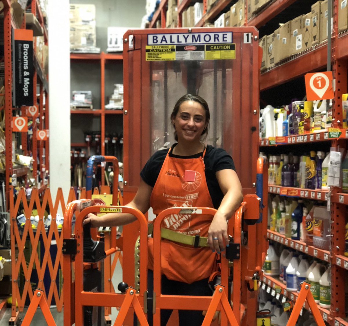 dlw877's tweet image. #safetyispersonal to Martina! That’s why she makes sure she uses proper  safety procedures while using the Ballymore. Working safe is the way to be in 1285! 👍🏻🙌🏻😁👎🏻🙌🏻😁👎🏻🙌🏻😁
#caughtorangehanded #whyiworksafe