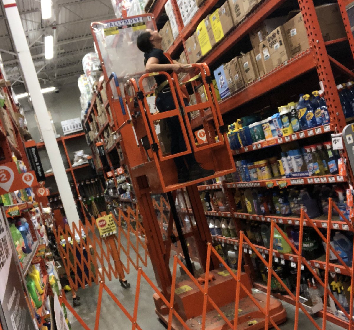 dlw877's tweet image. #safetyispersonal to Martina! That’s why she makes sure she uses proper  safety procedures while using the Ballymore. Working safe is the way to be in 1285! 👍🏻🙌🏻😁👎🏻🙌🏻😁👎🏻🙌🏻😁
#caughtorangehanded #whyiworksafe