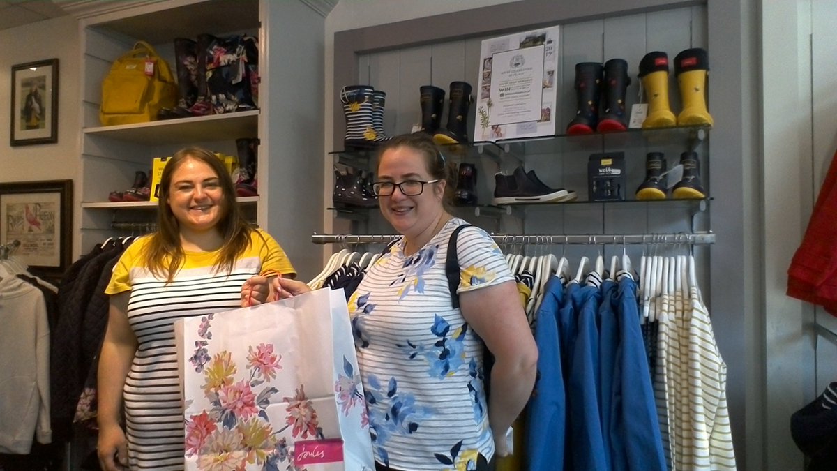JoulesStAndrews's tweet photo. Louise is gifting one of our regular customers a lovely #randomactofkindness <3 <3 <3 @joules See you on your next visit to sunny St.Andrews! @BidStAndrews @StAndrews_Live #RAOK #JoulesSummer https://t.co/VgJHpimRoA