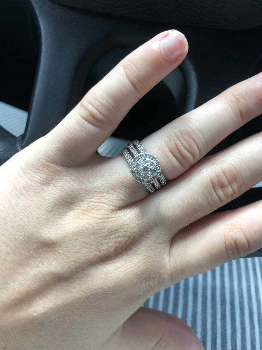 BurchBailee's tweet photo. My life just keeps getting better 💙💍 #FUTUREMRSMILES https://t.co/APi4q0SUTr