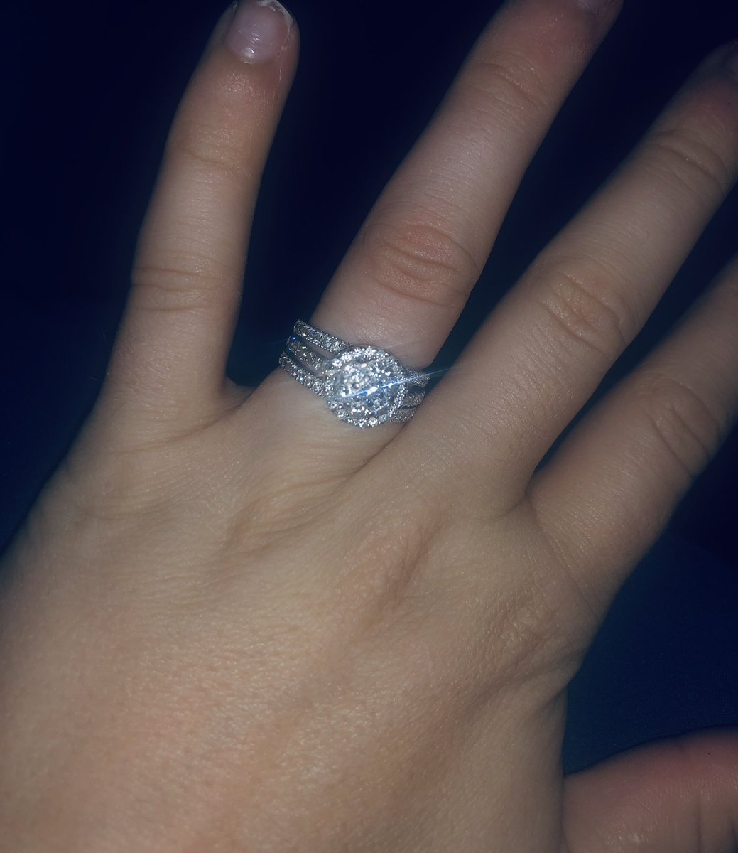 BurchBailee's tweet photo. My life just keeps getting better 💙💍 #FUTUREMRSMILES https://t.co/APi4q0SUTr