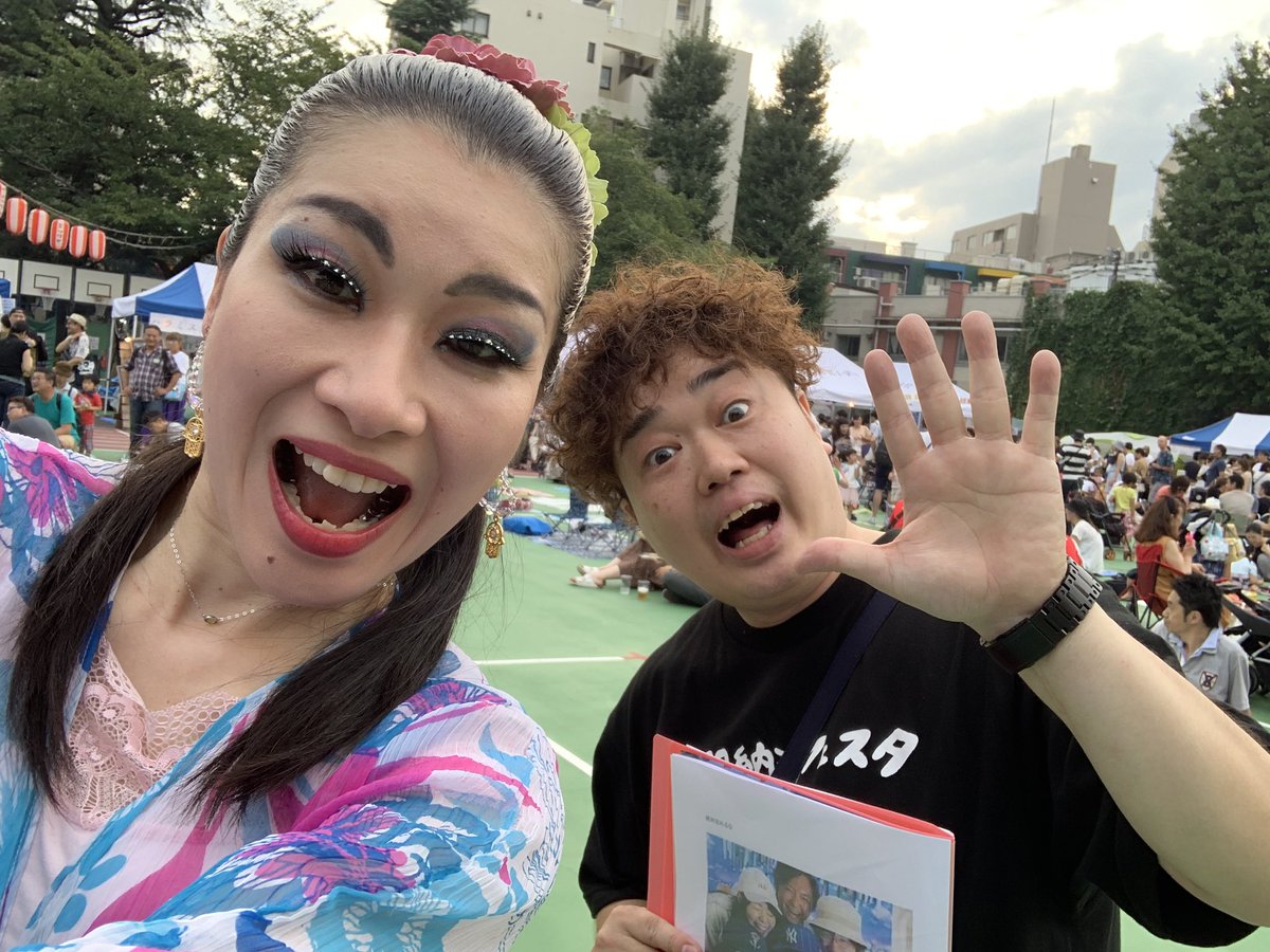 ayishah0526's tweet photo. #赤羽納涼フェスタ のステージ（櫓）で踊ってきました✨

今日は赤羽を拠点としている #Ridepause. さんとコラボでした😍

踊っている写真/Ride pause.さんとの写真はないので、、、司会をしてくださった #北区 #住みます芸人 の #堀内馬鹿祭 さん（吉本興業）とのお写真を♪

あーーー楽しかった💕 https://t.co/dHkgKBZFYX