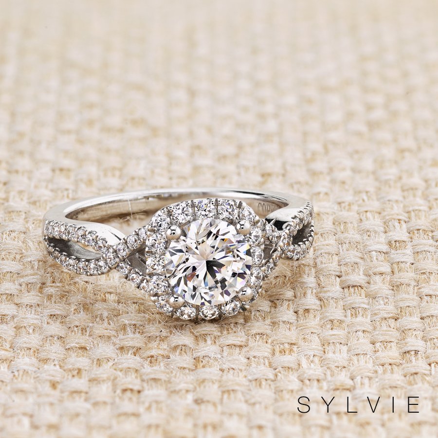 sylviejewelry's tweet photo. #Summer is quickly coming to a close &amp; were prepping for #Fall with our #SplitShank #EngagementRings! Take in the last little bit of summer with us here --> https://t.co/vjeLd3KYo3!

#engaged #engagement #proposal #engagementring #justsaidyes #diamonds #bridalstyle #justengaged https://t.co/XoFY5vEqkN