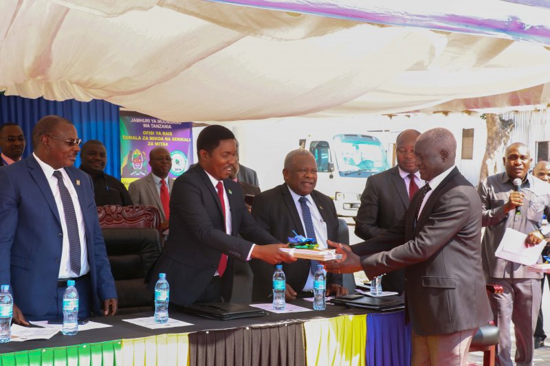 chamwinodc's tweet photo. Waziri wa Nchi OR-TAMISEMI Mhe. Selemani Jafo ametangaza kuwa tarehe 24 Novemba 2019, Uchaguzi wa Serikali za Mitaa utafanyika nchini kote. https://t.co/L7OFBgQNBM