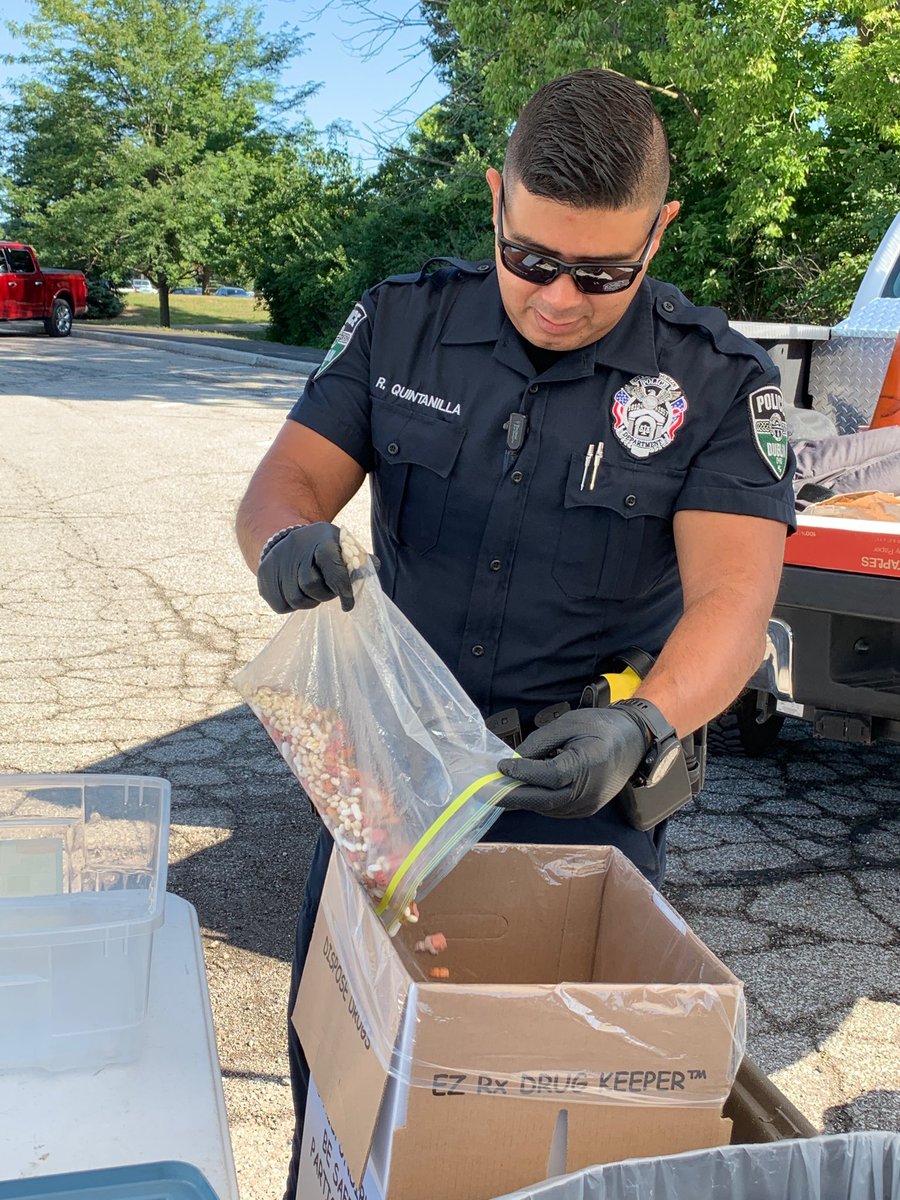 Drop off your unused/expired medications at our Drug Take Back today in the front auxiliary parking lot of Scioto High School. We’ll be here until 2pm today! We can accept all medications except inhalers, needles or liquids.@n_tabernik  @DublinPolice #safedisposal #drugtakeback