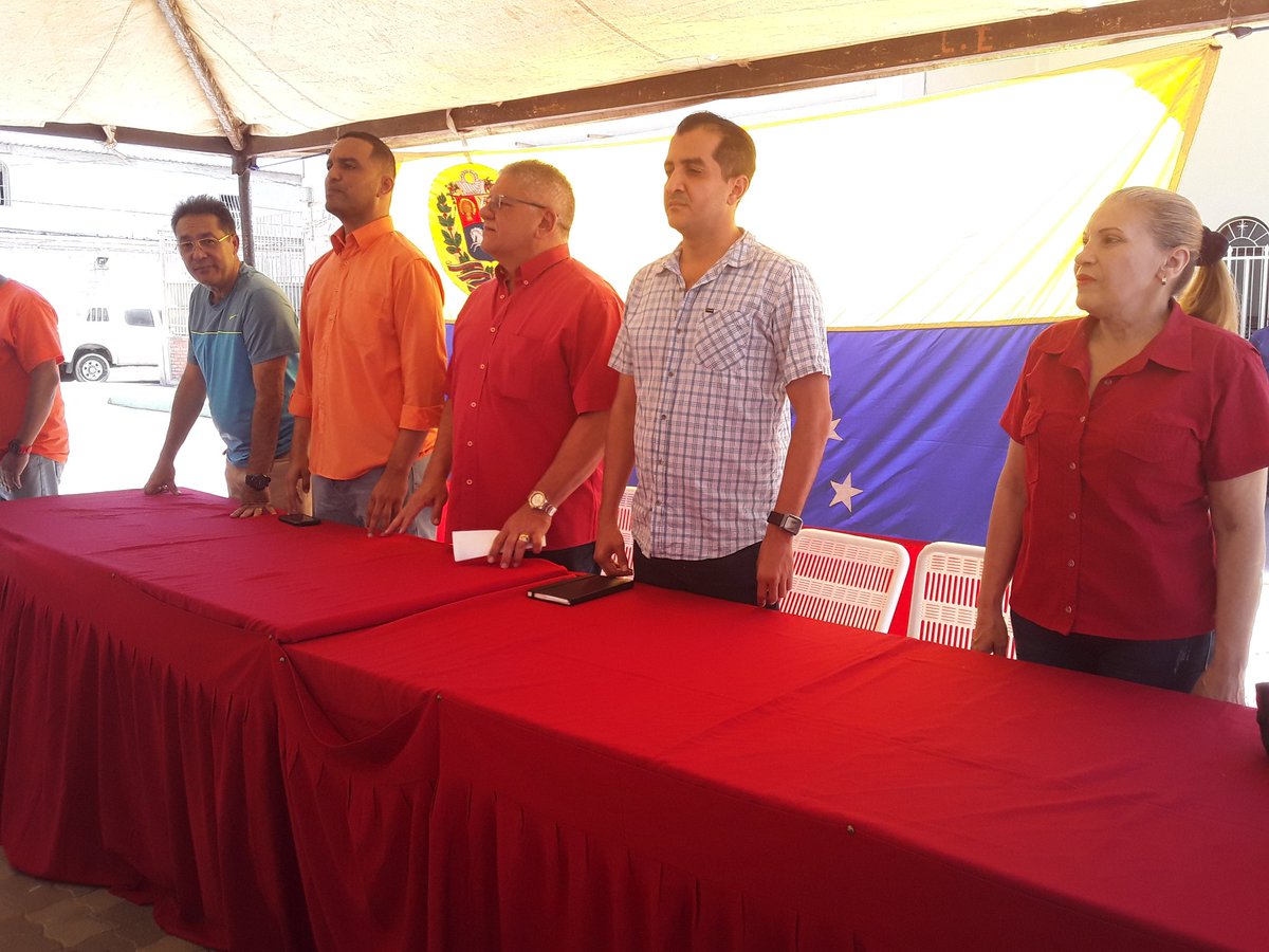 ConceCarirubana's tweet photo. #Ahora el alcalde @alcidesgpsuv se reúne con el pueblo de #carirubana #UnidosEnVictoria a decir #NoMasTrump #FalconCombate https://t.co/FlmJfmkHlM