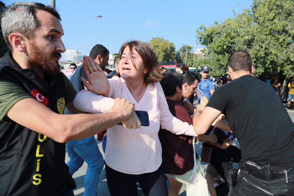 AKP Sözcüsü Ömer Çelik'in, 'Kadına dönük şiddete karşı yeri göğü inletmemiz lazım' açıklamasından bir gün sonra Beşiktaş'ta kadınlara şiddet uygulandı. Yeri göğü inletmemizden korkanlar kayyım protestosunda onlarca kadını şiddet uygulayarak gözaltına aldı. Kadınlar Birlikte Güçlü