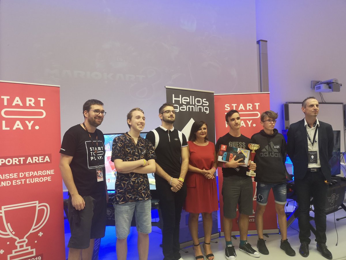SarahBelkai's tweet photo. En direct de @Festival_STP avec la finale du tounoi @HeliosGamingFR #MarioKart. Bravo au grand vainqueur du jour qui remporte une #NintendoSwitch offerte par la @CaissEpargneGEE, partenaire du festival depuis la 1Úre édition #VousEtreUtile #PlusGrandPlusProche #stplay2019 https://t.co/ApusHhe8Qy