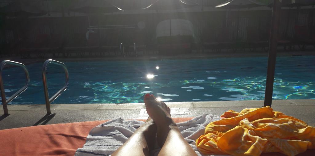 LisaMcCabe73's tweet photo. #pooltomyself 😊 https://t.co/vvmCXGyJFe