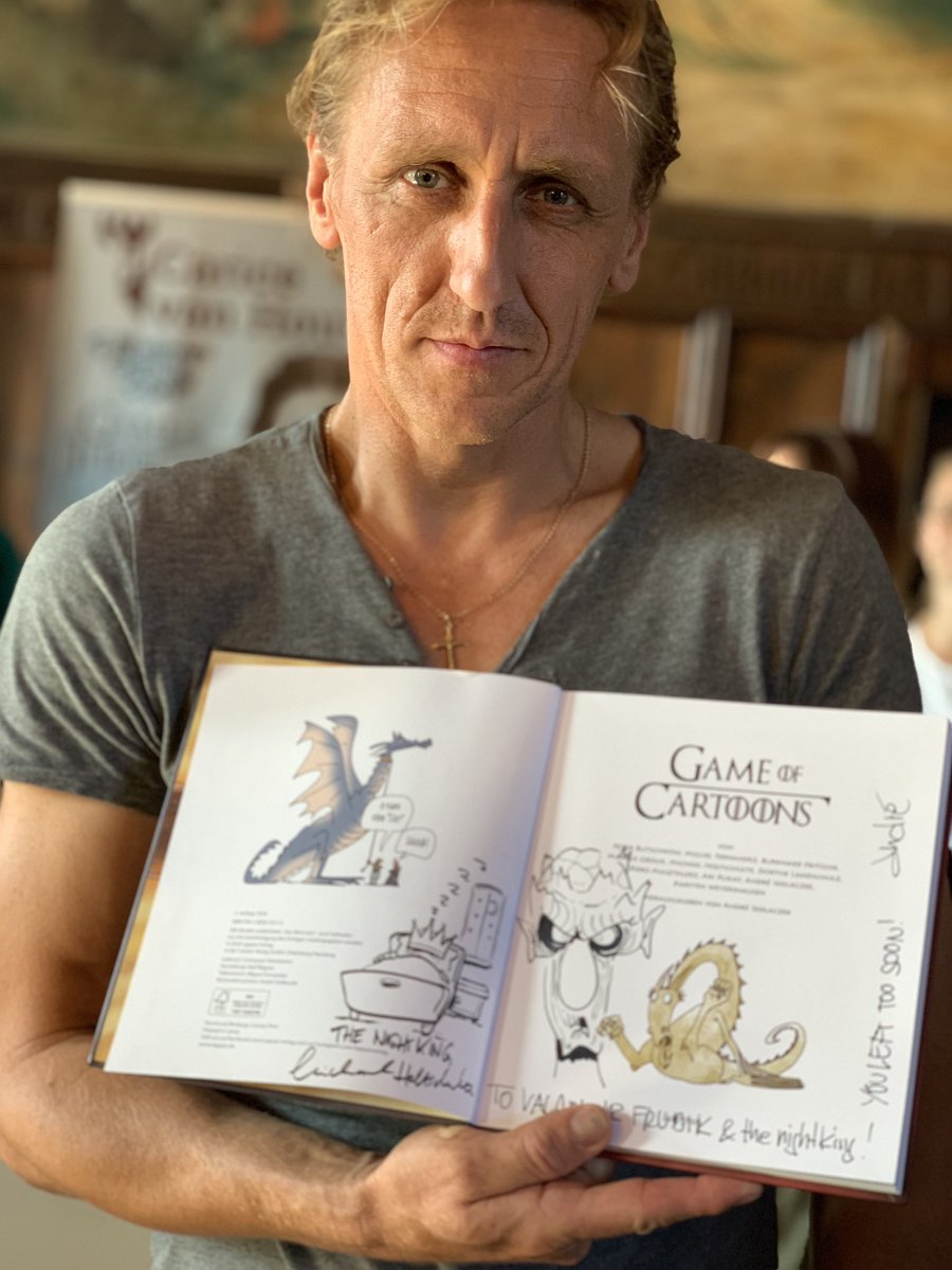 totaberlustig's tweet photo. Da geht dem Fanboy das Herz auf: Der NachtkΓΆnig hat sich gerade Game of Cartoons von AndrΓ© Sedlaczek und mir signieren lassen π€ #castlecon https://t.co/DympKzkgXM