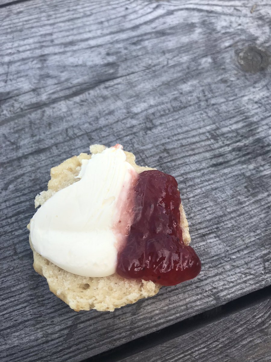 FilhamFerrets's tweet photo. How to settle the argument! #scone #sidebyside #teas https://t.co/IwAI1nLHWo
