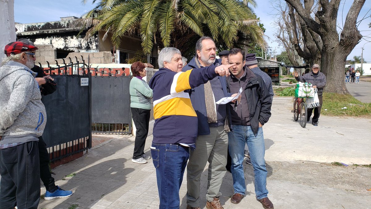 jorgegandini's tweet photo. Junto al Edil @JBarriosBove, en Cerrito de la Victoria, con Michel y los vecinos, contentos por las gestiones realizadas en el barrio. El compromiso del trabajo de los vecinos es muy importante para cambiar. https://t.co/brPFYFPi4j