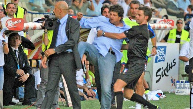 EpicFootball_'s tweet photo. Prima giornata del campionato di #SerieA 2007/08. Baldini, tecnico del Catania prende a calci nelle terga Di Carlo, allenatore del #Parma. Il tecnico toscano verrà squalificato per 5 giornate.

Buon inizio campionato! https://t.co/0R2Hx2p3ww