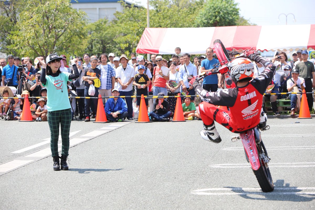 nyanba_youka's tweet image. #バイクのふるさと浜松 の #黒山健一 選手と #小川友幸 選手の #トライアル のデモもお手伝いさせて頂きました！

笑いすぎてほっぺた痛い(&amp;gt;ω&amp;lt;✿)

ガッチさんに飛ばれる瞬間、1番乙女チックなポーズなのは黒山選手でした笑(●ↀωↀ●)✧

見習わないと…！笑

明日もあるのでぜひ特設ステージへ！！！