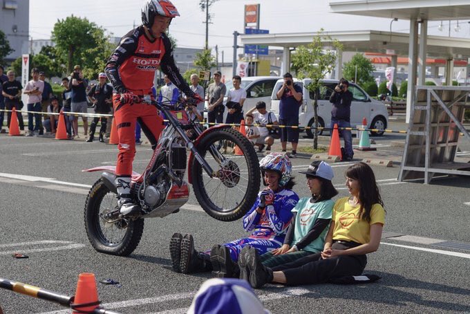 nyanba_youka's tweet image. #バイクのふるさと浜松 の #黒山健一 選手と #小川友幸 選手の #トライアル のデモもお手伝いさせて頂きました！

笑いすぎてほっぺた痛い(&amp;gt;ω&amp;lt;✿)

ガッチさんに飛ばれる瞬間、1番乙女チックなポーズなのは黒山選手でした笑(●ↀωↀ●)✧

見習わないと…！笑

明日もあるのでぜひ特設ステージへ！！！