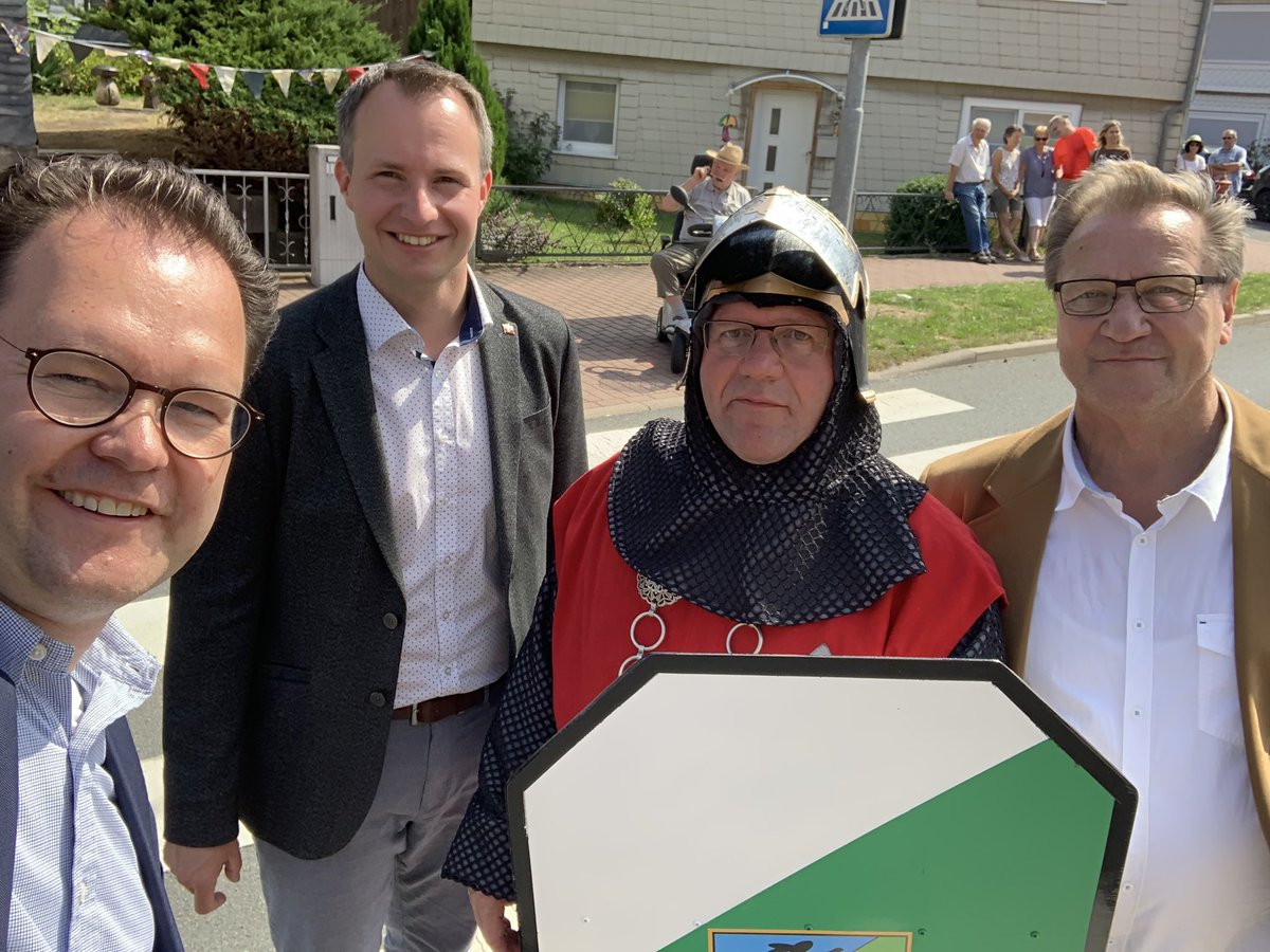 TSchipanski's tweet photo. #Gratulation zum #Jubiläum 800 Jahre #Martinroda. Heute großer Festumzug angeführt von Ritter Mainhardt. Gemeinsam mit @Buehlandreas habe ich Glückwünsche an Bürgermeister Günther Hedwig überbracht. #Dank an ein beeindruckendes, ehrenamtliches Orgateam! #Thüringen https://t.co/0qfBKLvF5r