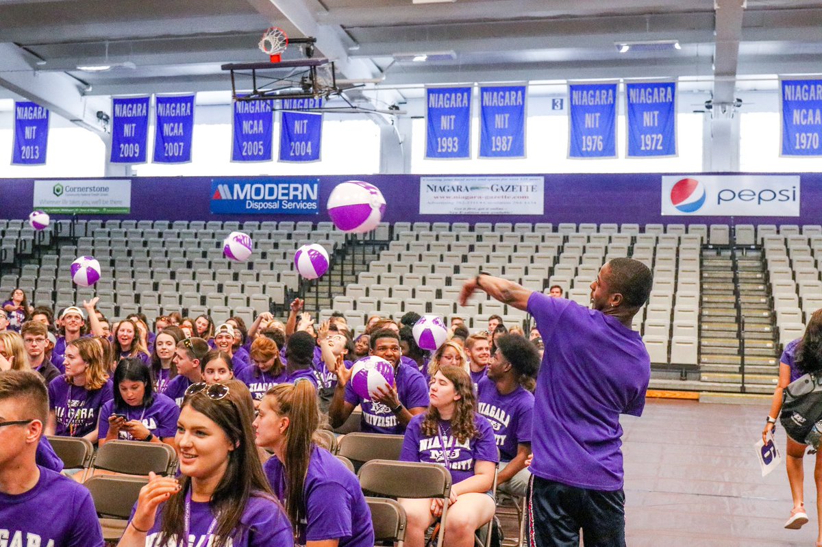 NiagaraUniv's tweet photo. What a start to an incredible weekend! All the pictures from our New Student Convocation and Walk to Whirlpool can be found by clicking the link below:
#Niagara23 

⬇️⬇️⬇️⬇️⬇️⬇️⬇️⬇️⬇️⬇️⬇️
📲 https://t.co/wBXWg2r9DK https://t.co/Rlo67CnzvT