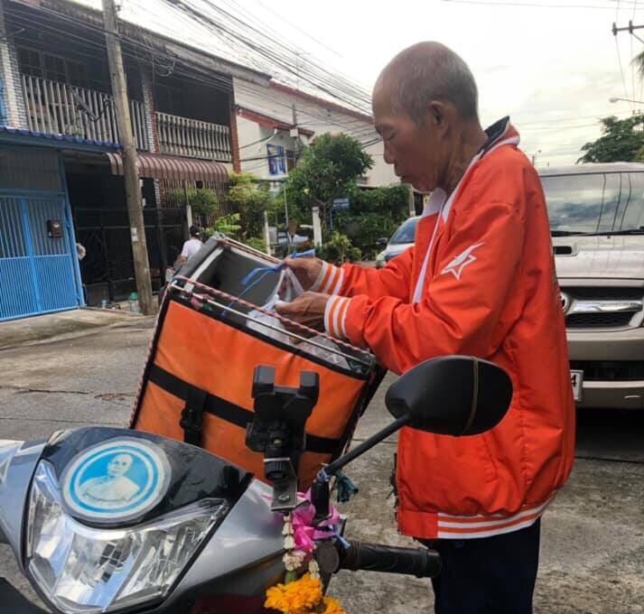 halldrunkface's tweet photo. เพื่อนสั่งอาหารผ่าน #LINEMan ตอนมาส่งคือชายสูงอายุพูดเพราะนอบน้อมมาก คุณลุงบอกว่า "ช่วยกดให้คะแนนผมหน่อยนะครับ ผม60กว่าแล้ว ปกติกว่าจะได้รับงานเลยยาก ถ้าคนให้คะแนนจะได้รับงานง่ายขึ้น" ใครเจอคุณลุงไปส่งก็อย่��ลืมกดคะแนนและคอมเม้นให้นะ อายุเยอะขนาดนี้แต่ยังขยัน น่านับถือมากครับ🙏🏻 https://t.co/rBSj8rspqD