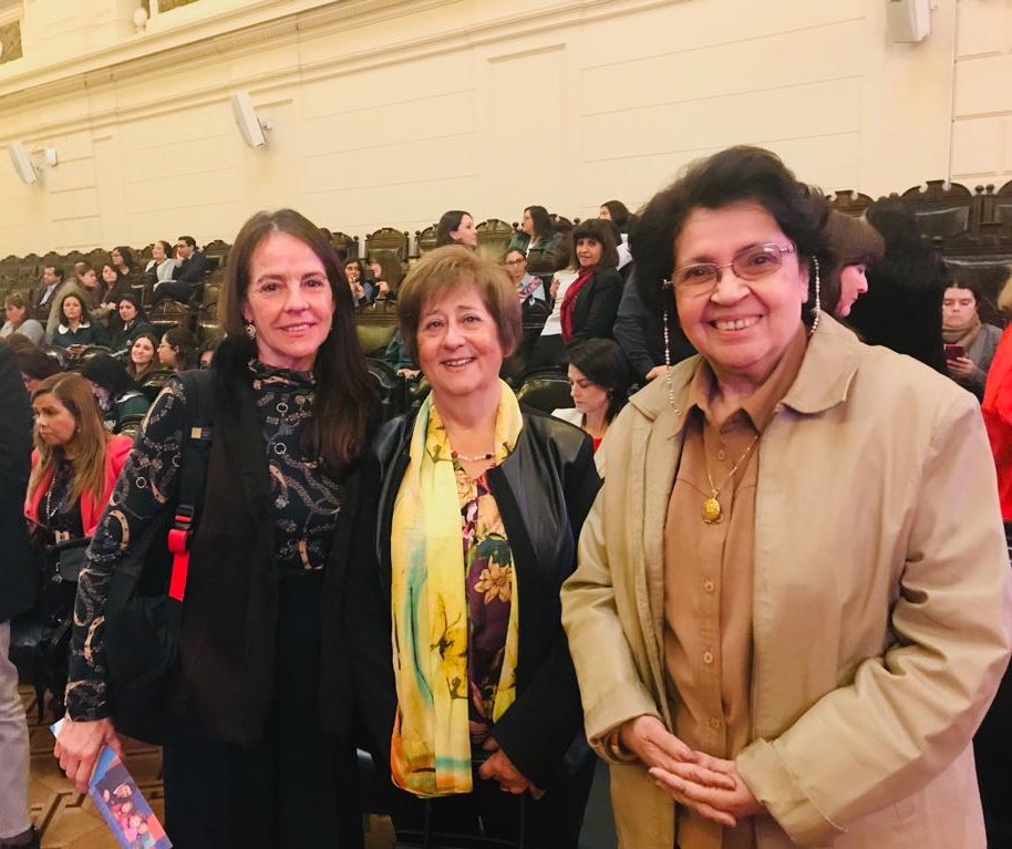 consejochile's tweet photo. 📸 María Victoria Peralta , presidenta del Consejo Chile junto a Selma Simonstein , presidenta de @omepchile y Adriana Gaete , Vicepresidenta Ejecutiva de @JUNJI_Chile en el Lanzamiento del #MBE_EP . @SubEducParv @mjcastrorojas @Mineduc @Fecs_UCentral @Ucen https://t.co/NgTOhfpHof