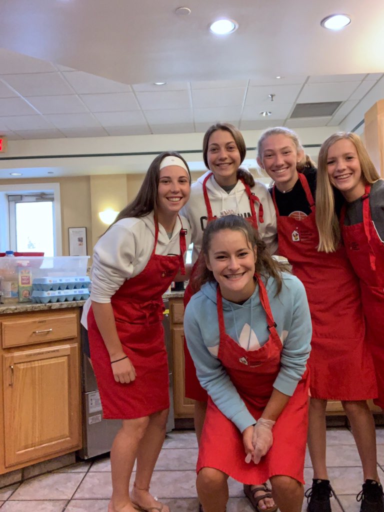 ChagrinClub's tweet photo. A big thanks to @cf_girlssoccer for cooking and serving at the Ronald McDonald House this morning! #CFEVS #chagrinfallsbreakfastclub #cookserveclean @ClevelandRMH https://t.co/aUwINAerJw