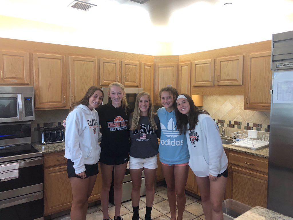 ChagrinClub's tweet photo. A big thanks to @cf_girlssoccer for cooking and serving at the Ronald McDonald House this morning! #CFEVS #chagrinfallsbreakfastclub #cookserveclean @ClevelandRMH https://t.co/aUwINAerJw