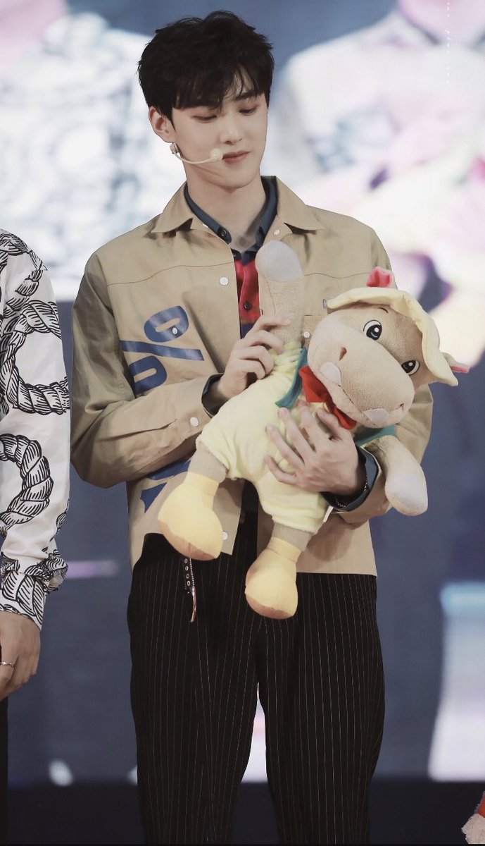 인형으로 인사하는 천재 아이돌 ㅠ