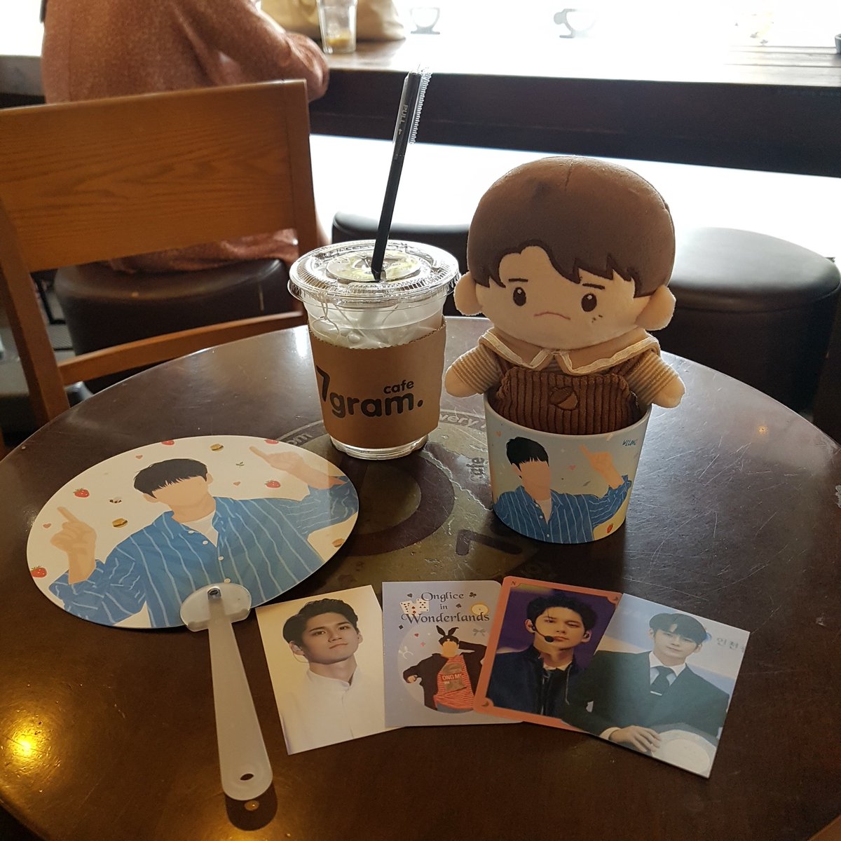 Dear_only_'s tweet photo. ✨5시간 논스톱 옹카페 투어✨

1. 카페7그램 : 자스민차(ICE)
아라아트센터 가는길에 들림
오늘 하루종일 아주 큰 위로가 된 위로 부채...ㅠ
여기선 테이크아웃으로 바로 나왔다 https://t.co/J8ZyjWuNgV
