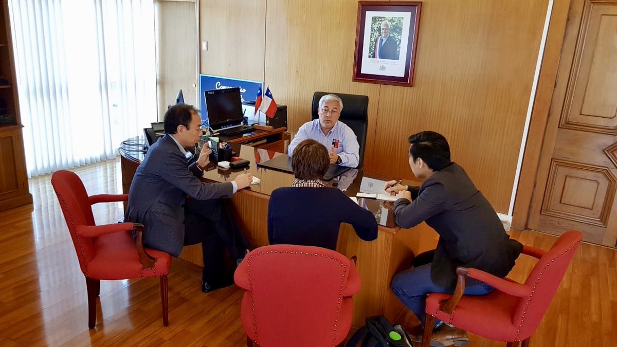 Gore_Tarapaca's tweet photo. El Intendente @MAngelQuezada fue entrevistado esta mañana por periodistas de la agencia de noticias Xinhua de la República de China. Entre los temas conversados puerto, comercio e infraestructura, economía circular y el desarrollo futuro de #Tarapacá 🇨🇱👏🏻 https://t.co/rneMCS2waB