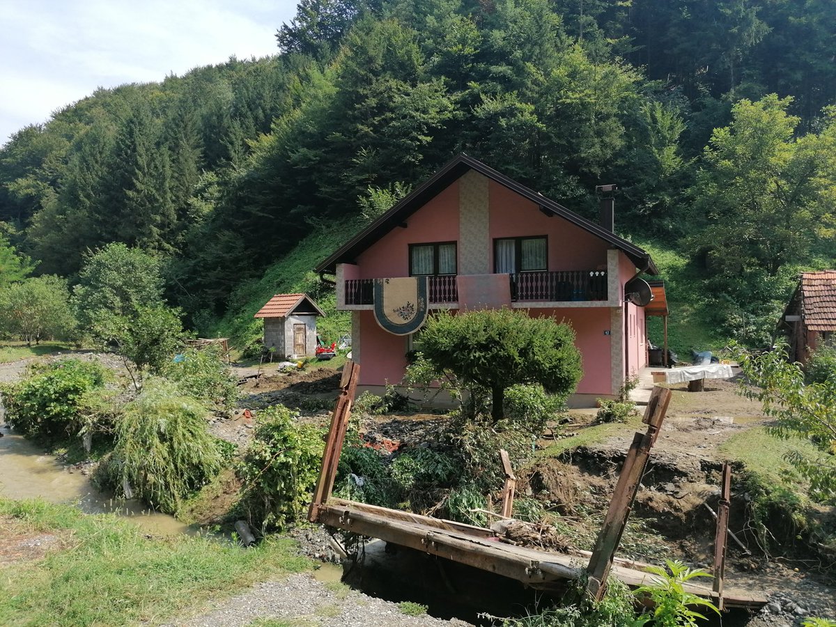 b_stokicATV's tweet photo. Poplavljena domaćinstva, porušeni mostovi, prekidi u putnoj komunikaciji. Svi detalji o stanju na području #Teslic poslije snažnog nevremena od 19h u Centralnim #ATVvijesti @AtvBanjaluka https://t.co/zSJsQC005H
