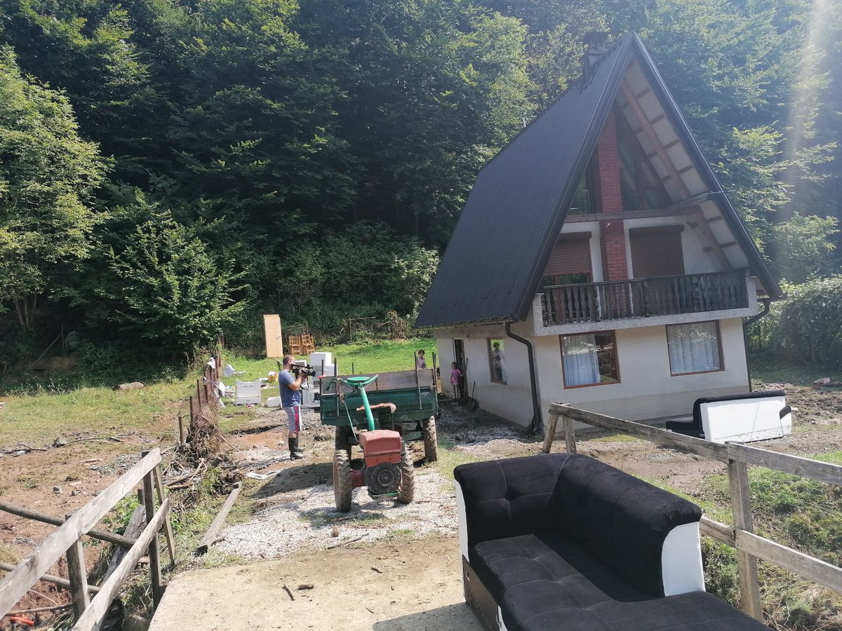 b_stokicATV's tweet photo. Poplavljena domaćinstva, porušeni mostovi, prekidi u putnoj komunikaciji. Svi detalji o stanju na području #Teslic poslije snažnog nevremena od 19h u Centralnim #ATVvijesti @AtvBanjaluka https://t.co/zSJsQC005H